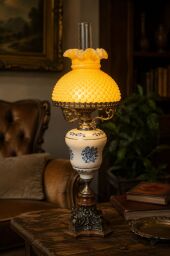 Starožitná stolová lampa s hobnail tienidlom